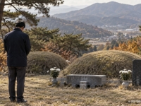 "돈 때문에 힘들다" 부모님 산소서 하소연…얼마 뒤 찾아온 '20억 행운'