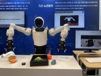 “립밤 집는 휴머노이드부터 지뢰탐지 로봇까지…움직이는 두뇌가 눈앞에”