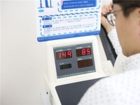 한국 남자 10명 중 3명 고혈압…"'이것' 꾸준히 먹으면 혈압 뚝"