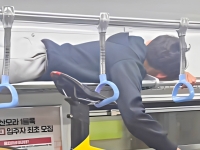 "지하철 짐칸에 사람이 왜?"…픽시 자전거 들고 '기행' 벌인 남학생 눈살