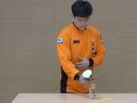 물컵 속 빨대 뽑고 국화 한 송이…소방관 유튜버의 말없는 동료 추모