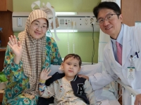 대형견 공격에 두피 80% 손상된 키르기스스탄 소년, 한국서 재건수술