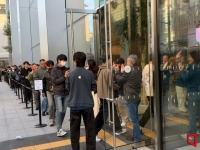 아이폰 듀오 출시 전날 낮부터 대기줄…사전예약은 1분 만에 마감