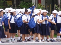 "요즘 누가 선생님 해요" 근무 만족도 '꼴찌'…교사 부족에 문턱 '확' 낮추는 일본