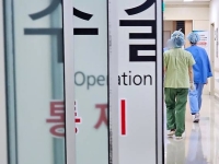 “영업사원이 수술실에?” 수술 보조 숨기고 건보료 챙긴 의사, 대법 “사기죄 맞다”