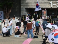 '개표소 시위' 경찰에 침 뱉고 욕설한 40대, 징역 10개월