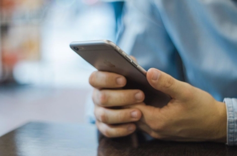 아이폰만 굳게 믿었는데 "탈탈 털릴 수도"…5가지 방식으로 해킹 가능했다