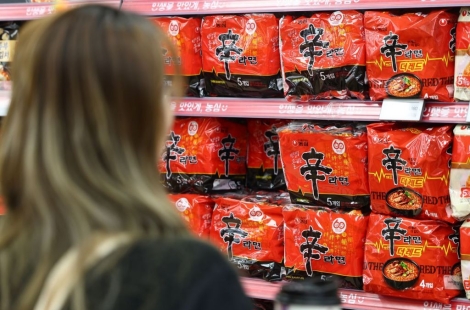 "유튜버 말 사실인가요?" 하루만에 조회수 30만…농심에 물어본 '신라면 맛'의 진실[맛잘알X파일] 