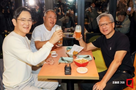 "여기 앉으면 부자 된다?" 젠슨 황 앉았던 그 자리 7개월째 '오픈런'