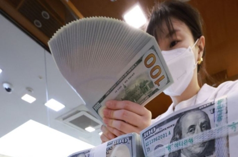 혼돈의 금융시장, 달러 치솟고 金 휘청