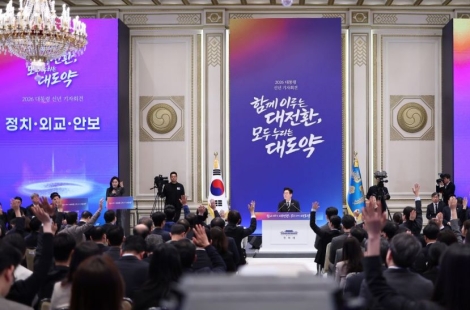 李대통령, 지지율 반전카드로 '기자회견' 택했다