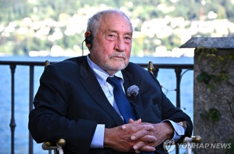 세계 증시 찬물 끼얹는 노벨상 수상자의 경고 "AI열풍은 거품…꺼지면 경제 충격"