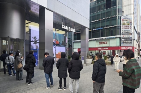 애플이 저가폰 내놓은 날, 삼성 프리미엄 승부수 던졌다…갤S26 vs 아이폰17e 격돌[르포]