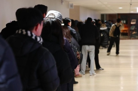 “4시간 웨이팅은 기본, 두쫀쿠 때보다 난리”…SNS 타고 번지는 ‘초단기 유행’ [지금 사는 방식]