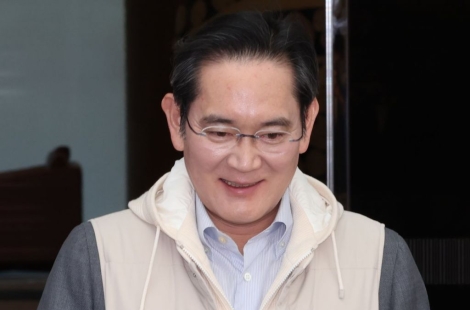 "회장님이 사랑한 정장 위 조끼"…이재용 출장길 '560만원 패션' 화제