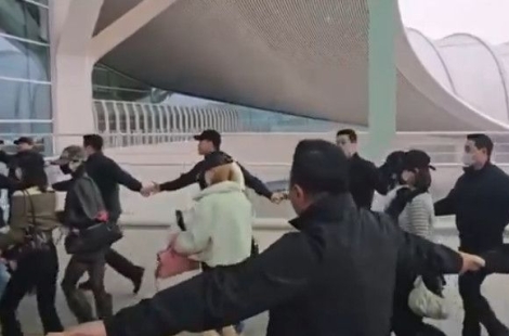 "국빈이냐, 대통령 경호처도 울고갈판" 강강술래식 연예인 공항경호 논란