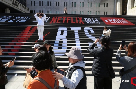 "난 BTS 관심도 없는데"…일은 국가가 하고 수익은 넷플릭스·하이브로?
