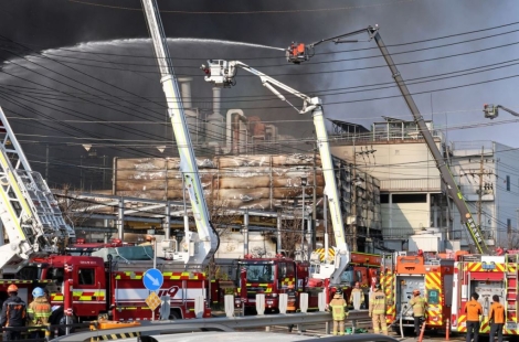 '물 닿으면 폭발'…공장 내부 나트륨 200㎏에 화재 진압 난항