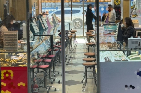 "전쟁 터지면 100만원은 그냥 넘길 줄 알았어요"…떨어지는 금값에 '당황'