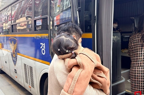 "살다 살다 경찰 수송버스 타고 결혼식에 가다니"