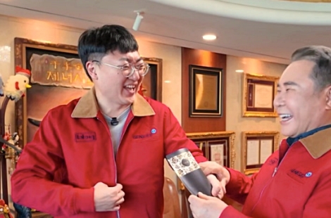 '前 충주맨' 만나 치킨 1000마리 쏜 BBQ 회장…"잘 먹었습니다" 댓글 쇄도