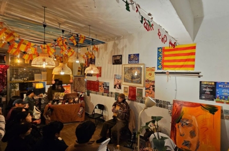 "성심당 안 부럽다"…시흥 골목에 나타난 '스페인 삼촌'과 LP 성지