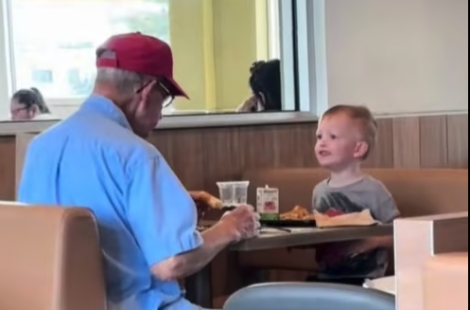 혼밥하던 노인에 '슥' 다가간 세 살배기 "앉아서 같이 먹어도 돼요?"…누리꾼 '울컥'