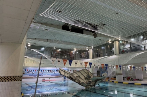 "'쿵' 천장 무너져 머리서 출혈" 수영하다가 날벼락…"7억 하늘서 뚝 떨어지나" 보수 뒷전