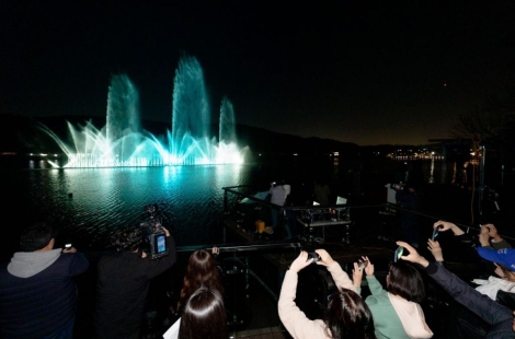 밤하늘 수놓은 100m 물줄기…오산 서랑저수지, 화려한 야경으로 재탄생