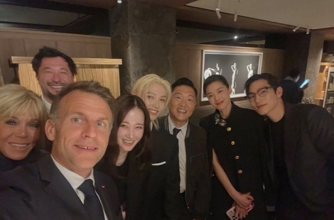 "위하여" 한국어로 건배사에 화답…전지현·필릭스와 찍은 셀카 공개한 마크롱