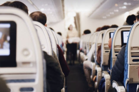 움직이기 편해서 선택한 비행기 통로 자리…"감염 경고" 날린 전문가 