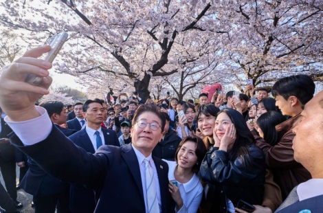 "여기도 봐주세요"…벚꽃길서 시민들과 '깜짝 셀카' 찍은 李대통령 부부
