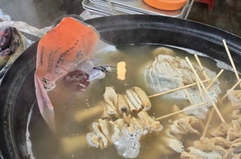 어묵 국물에 포장순대가 봉지째 '둥둥'…지역축제 위생 논란