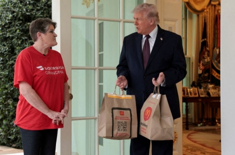 맥날 배달원에 '100달러 팁' 주고 즉석 기자회견…트럼프 "연출 아닌데"