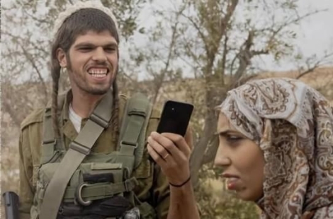 웃고 있는 이스라엘 군인, 떨고 있는 여성…伊잡지 사진에 전세계 '경악'