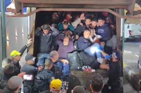 "얼마나 절박했으면" 쓰레기 트럭에 남성 70명이…"참혹한 사건"