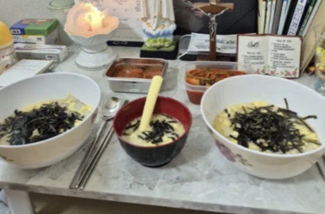 "건강해지라고 먹인 건데요?" 생후 2개월 아기에 떡국 먹인 30대 엄마