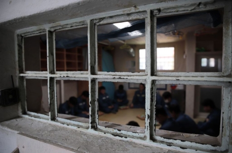 '시간과 정신이 멈춘다…' 7평 방에 20명, 악취 진동하는 징벌방