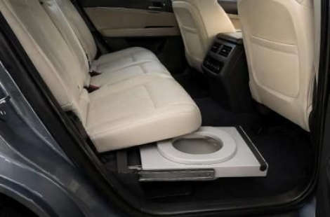 "차막히는데 급하면? 슥~빼서 바로 싼다"…전기차 '좌석 밑 변기' 냄새 이슈는 과연