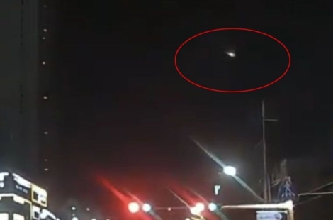 "번쩍하며 하늘서 큰 물체 떨어져"…한밤중 목격담 '떠들썩'