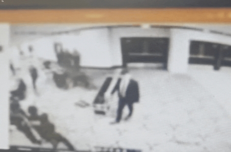 쏜살같이 무기 들고 보안 검색대 돌파 시도…트럼프 "처음엔 쟁반 떨어진 줄"