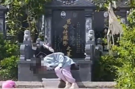 "여기에서 자고 싶어"…묘소 옆 누운 소녀, 케이크까지 먹은 이유