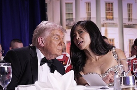 '탕' 총성에도 침착…트럼프 옆자리 기자에 찬사 쏟아져