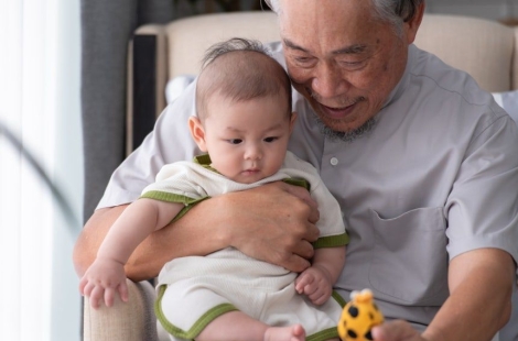"산후조리원은 내 카드로 결제해라"…손주 안겨주자 할아버지 지갑 '활짝'
