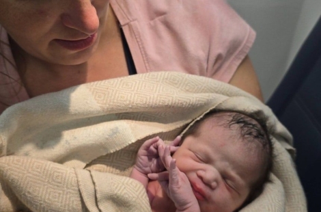 신발끈으로 탯줄 묶어…착륙 30분 전 기내에서 출산한 美 임신부