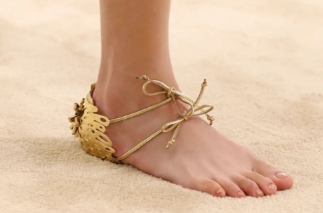 가격 반값?…샤넬 선보인 '반쪽 신발'에 "이건 신은 것도 안 신은 것도 아니야"