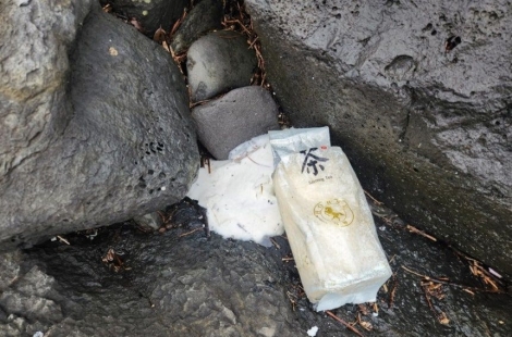 이게 벌써 몇 번째야, 해류 타고 온 '은색 봉투' 심상찮네…"즉시 신고하세요"