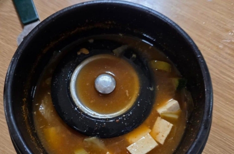 문경새재 식당, '철수세미 고등어'에 '배수구 뚜껑 된장찌개' 의혹 "역겨워"