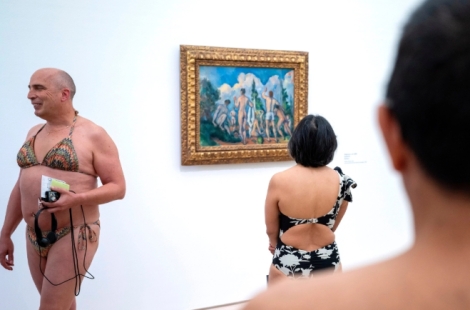 "명화 보러 갔다가 놀랐다"…비키니 입고 몰린 사람들