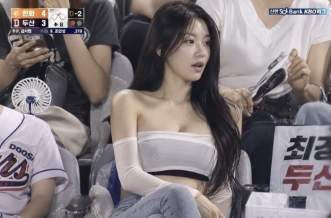 "한국 야구장 클래스" 해외서 화제 된 관객…'조인성' 아는 사람은 눈치 챘다